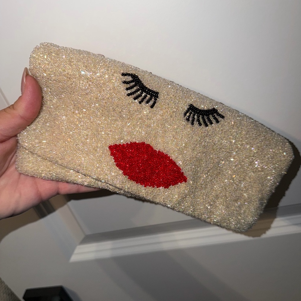 Moyna Glitter Lip & Lash Clutch Bag in Champagne
